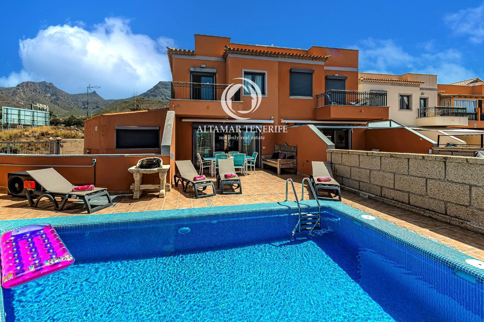 Vista exterior de Casa adosada en venda en Adeje amb Aire condicionat, Terrassa i Piscina
