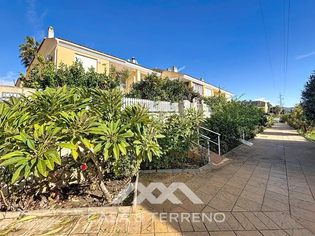 Vista exterior de Casa adosada en venda en Vélez-Málaga amb Aire condicionat, Piscina i Microones