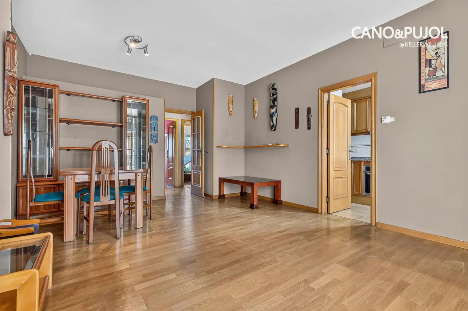 Flat with terrace for sale in diputació