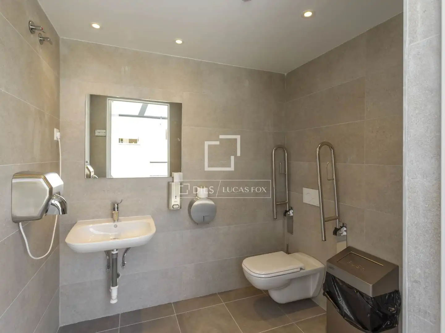 Bathroom of Flat for rent in Madrid  with Air Conditioner, Heating and Parquet flooring