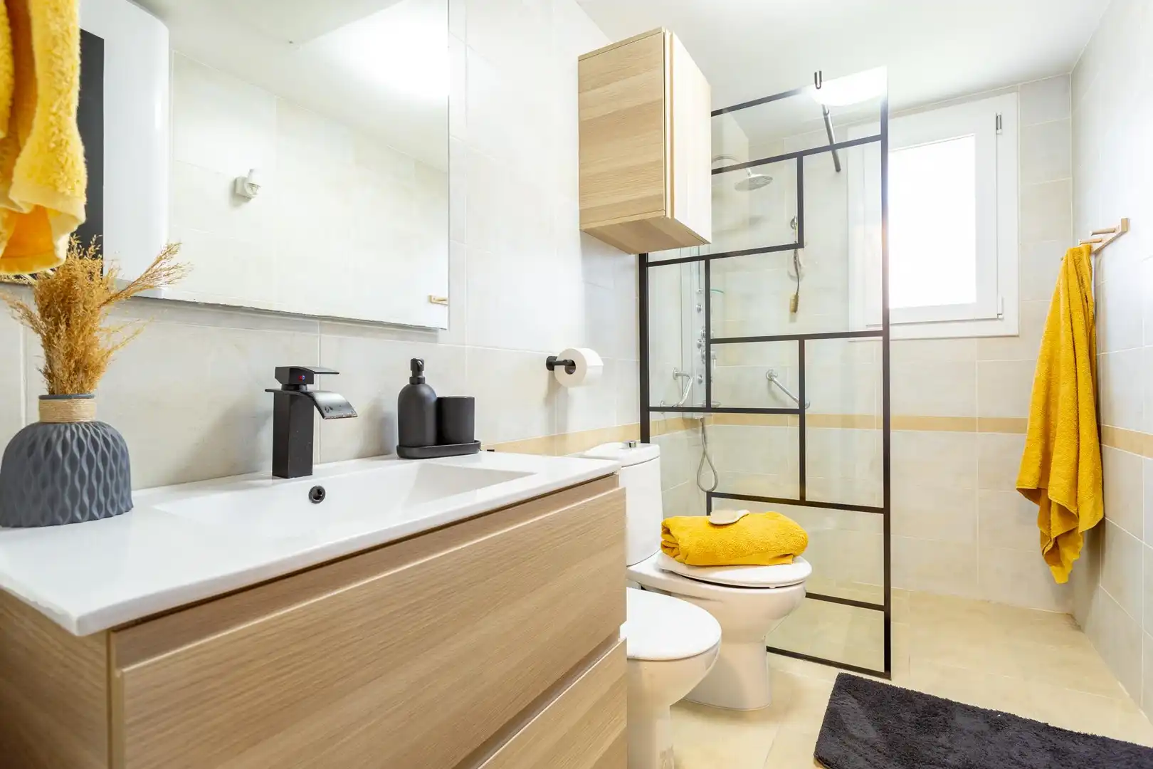 Badezimmer von Dachboden zum Verkauf in Vila-seca mit Terrasse und Schwimmbad