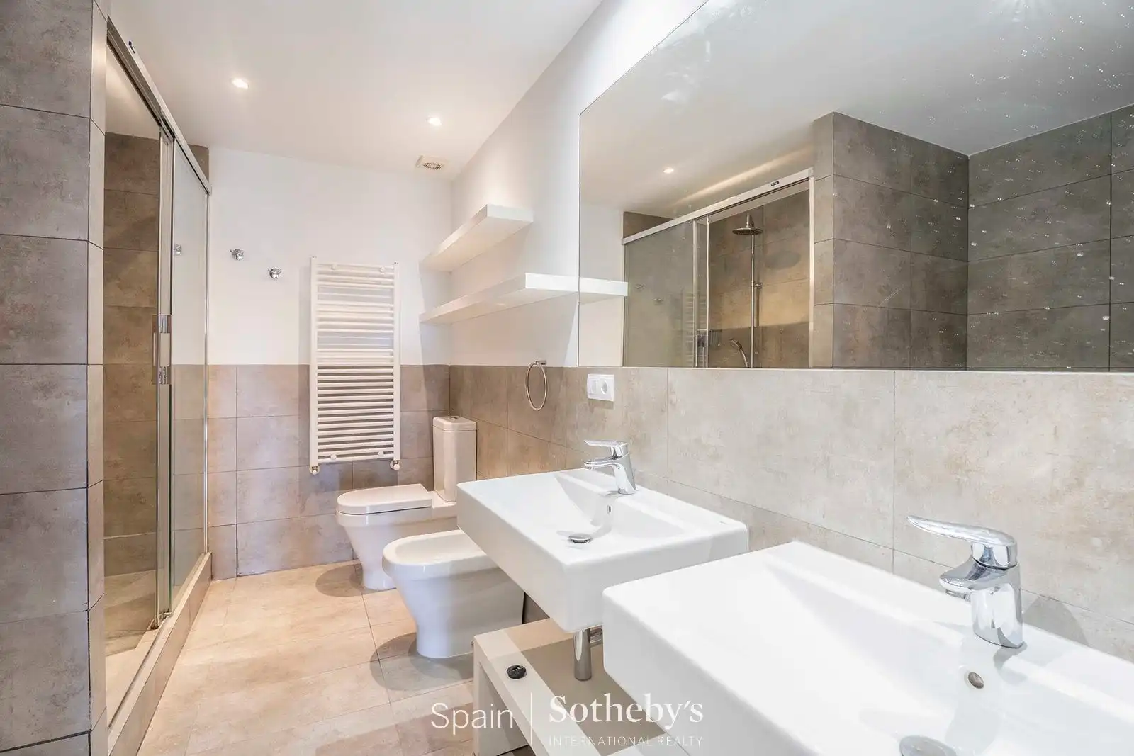 Apartament de lloguer a Plaza de Santa Bárbara, Justicia - Chueca
