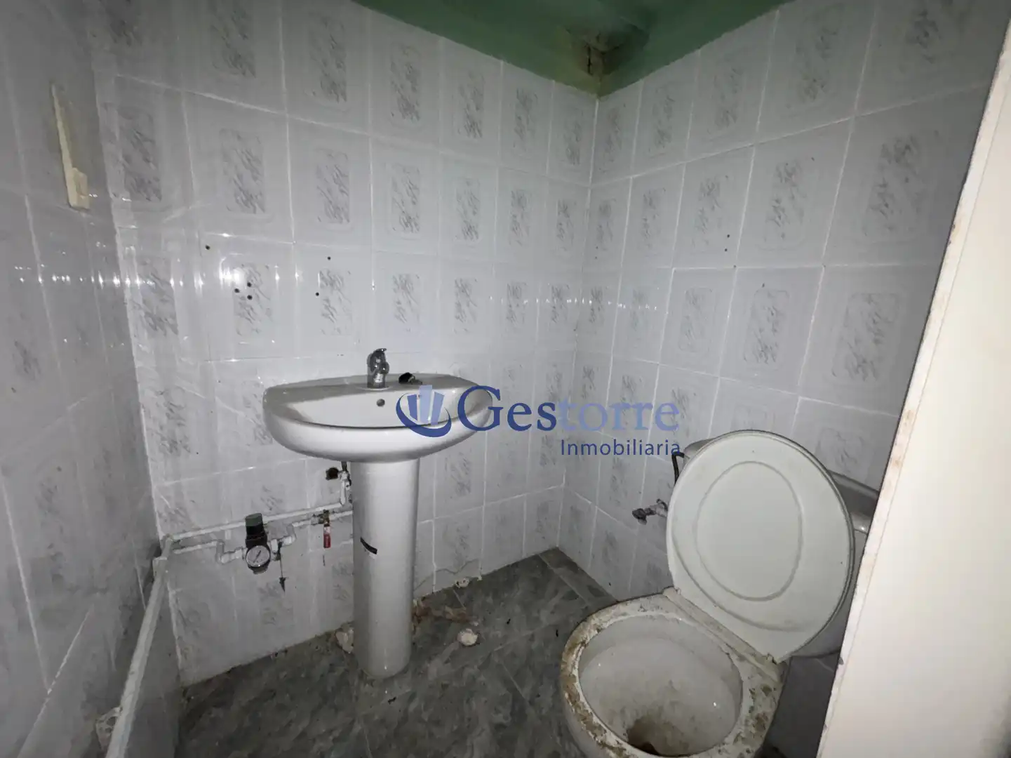 Badezimmer von Geschaftsraum zur Miete in Oviedo 