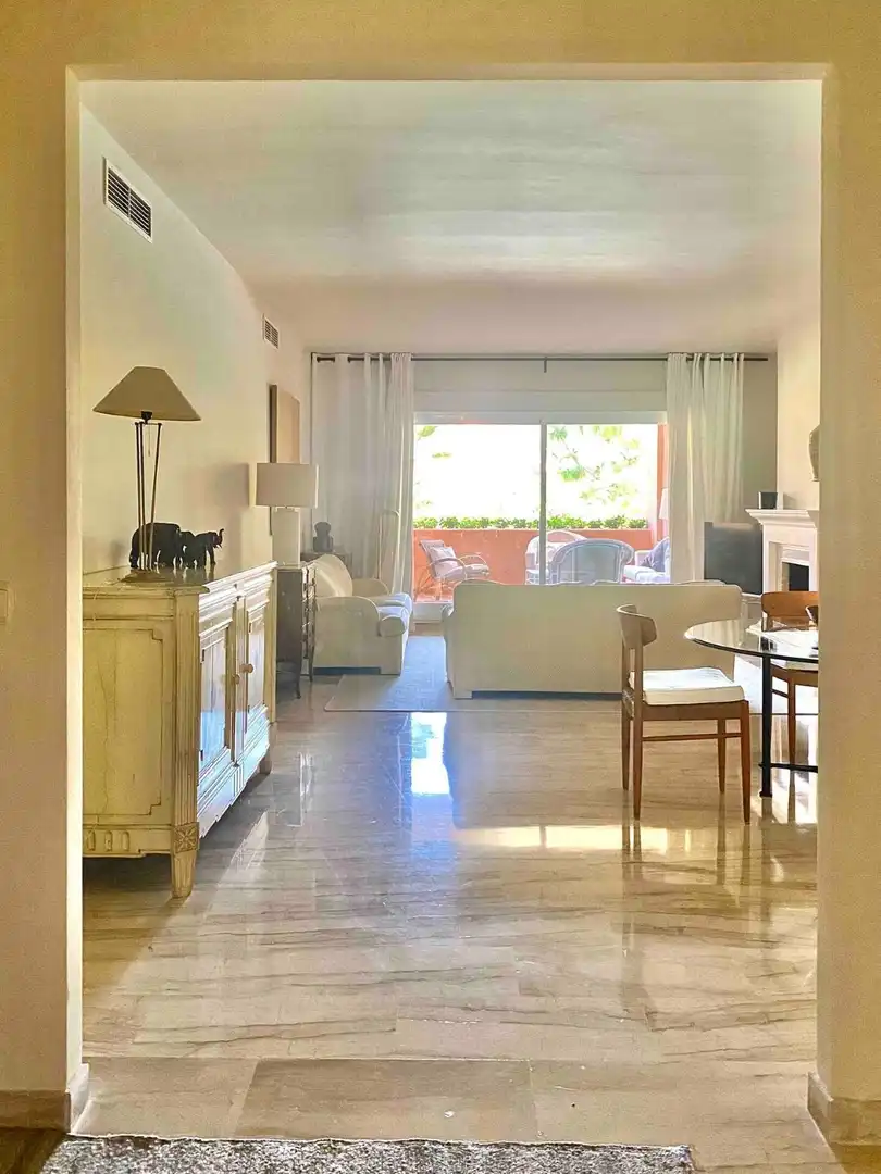Sala d'estar de Apartament de lloguer en Estepona amb Aire condicionat, Moblat i Balcó