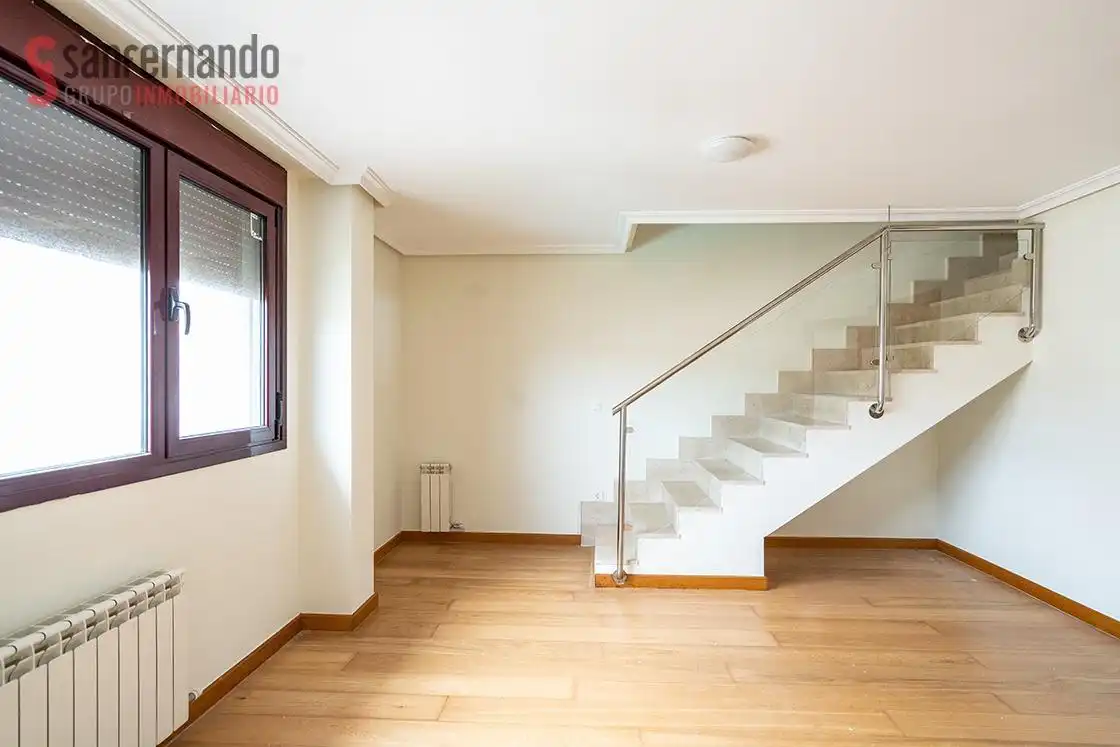 Sala d'estar de Dúplex en venda en Santander amb Calefacció, Parquet i Traster