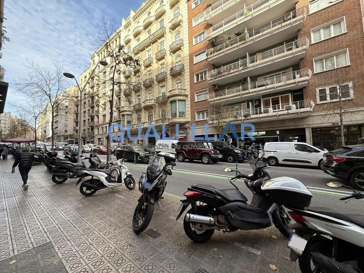 Vista exterior de Pis en venda en Barcelona amb Aire condicionat, Calefacció i Balcó