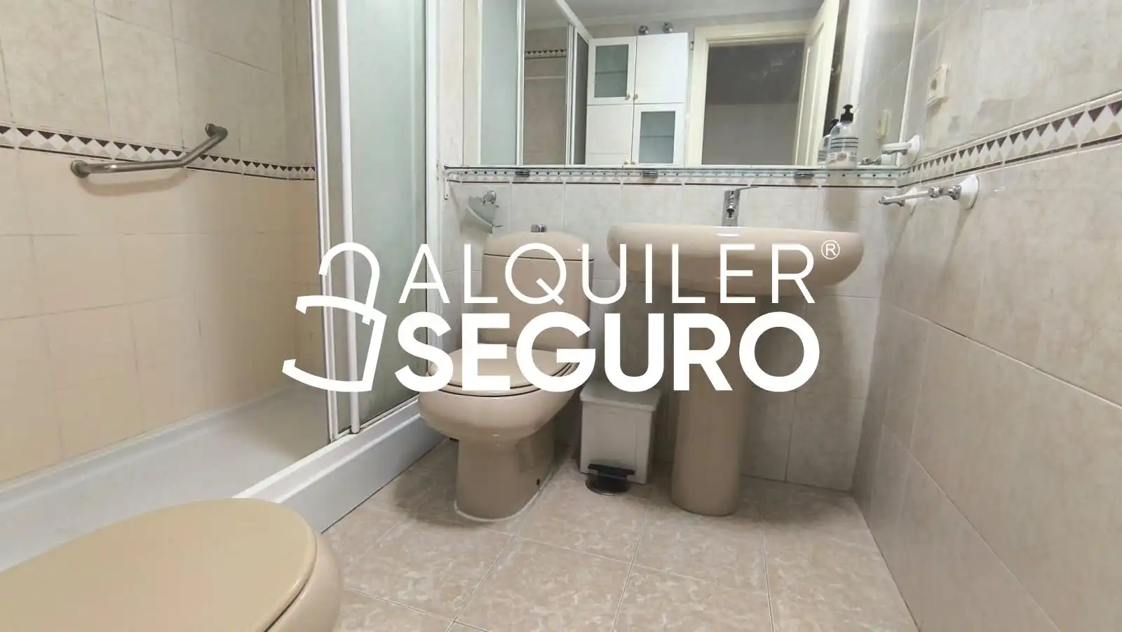 Bany de Pis de lloguer en Sevilla amb Aire condicionat, Terrassa i Piscina