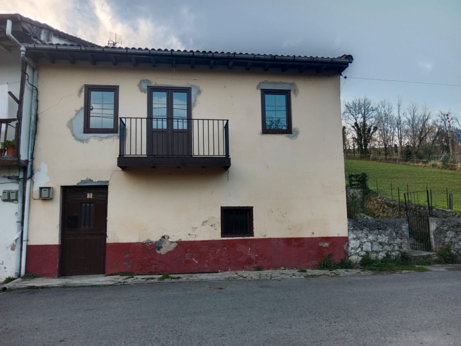 Vista exterior de Casa adosada de alquiler en Medio Cudeyo con Jardín privado, Trastero y Balcón