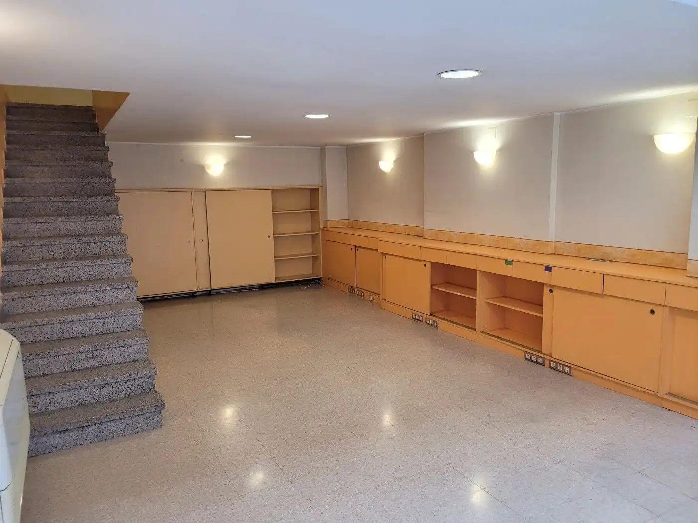 Local en venta en Cornellà de Llobregat con Aire acondicionado, Calefacción y Amueblado
