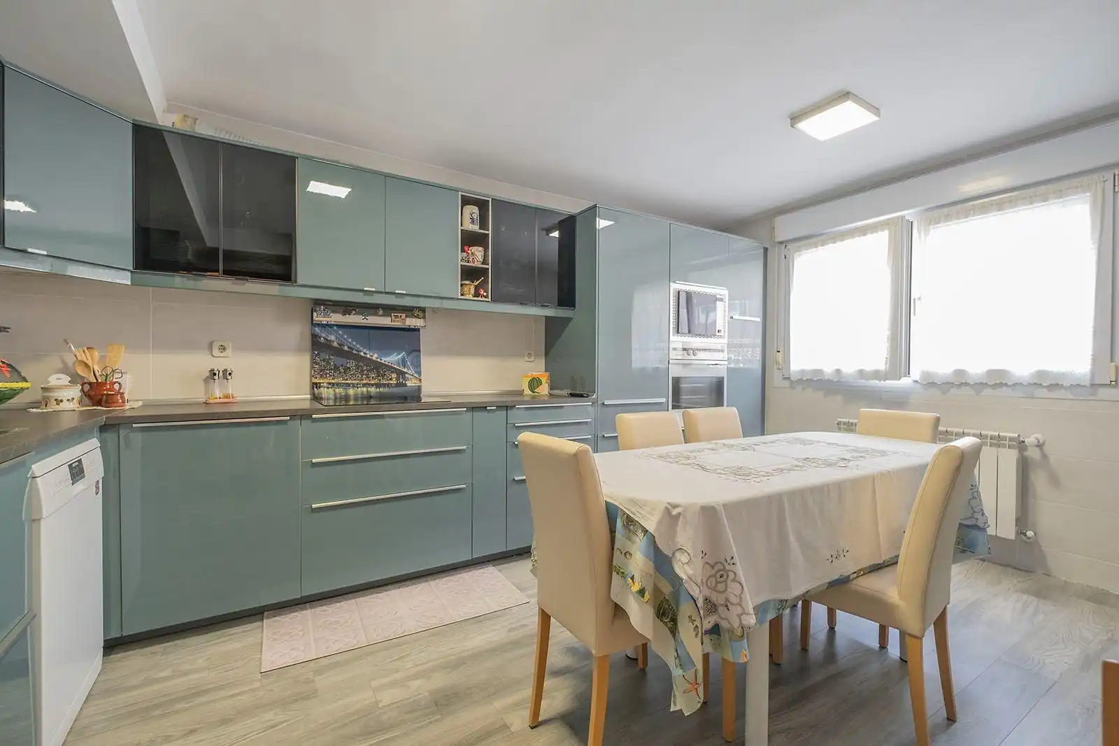 Cocina de Casa adosada en venta en Tres Cantos con Calefacción, Jardín privado y Parquet