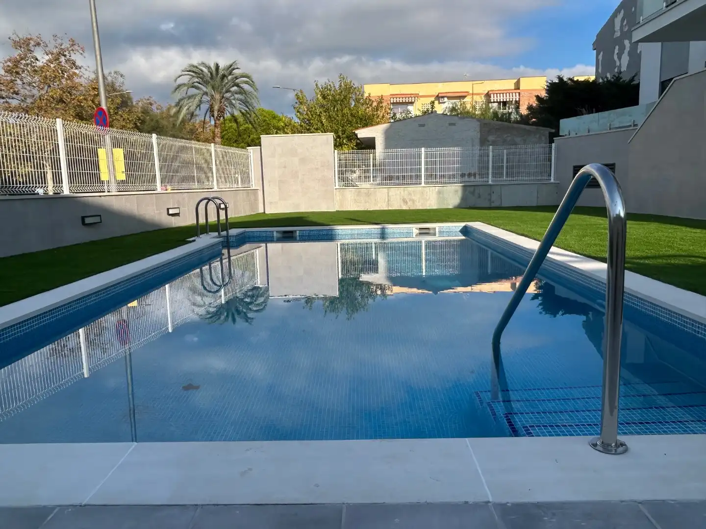 Swimming pool of Flat for rent in Marítim