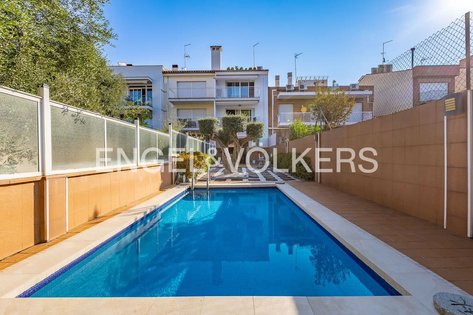 Piscina de Casa adosada en venda en Sabadell amb Aire condicionat, Calefacció i Jardí privat