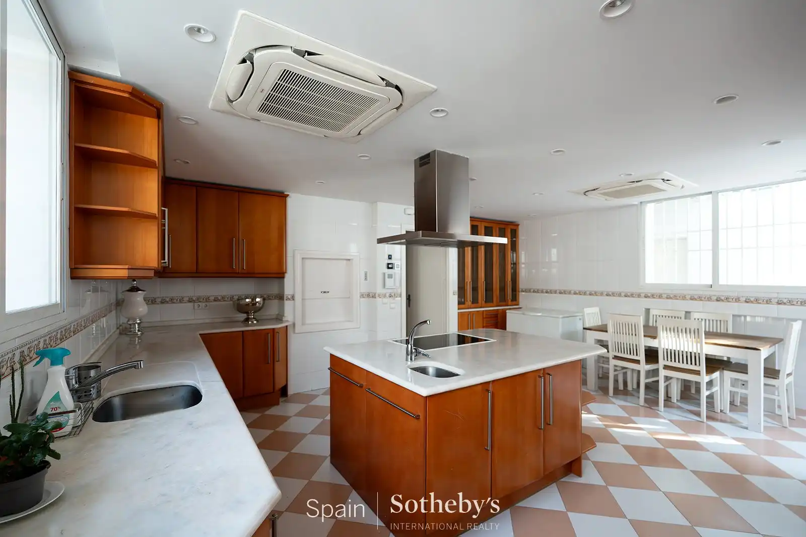 Cocina de Casa o chalet en venta en Pozuelo de Alarcón con Aire acondicionado, Jardín privado y Terraza