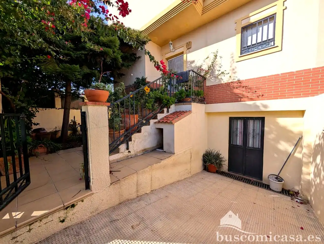 Vista exterior de Casa o xalet en venda en Linares amb Aire condicionat, Calefacció i Jardí privat
