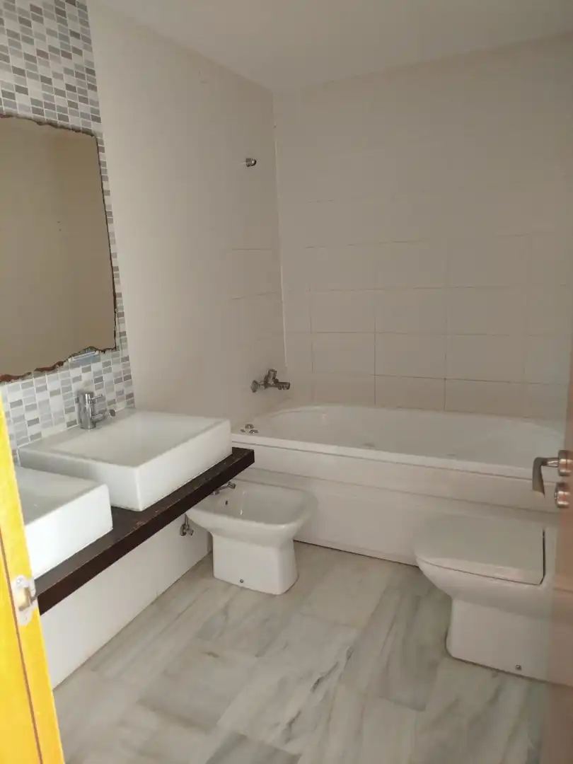Baño de Piso en venta en Castellón de la Plana / Castelló de la Plana con Aire acondicionado, Terraza y Trastero