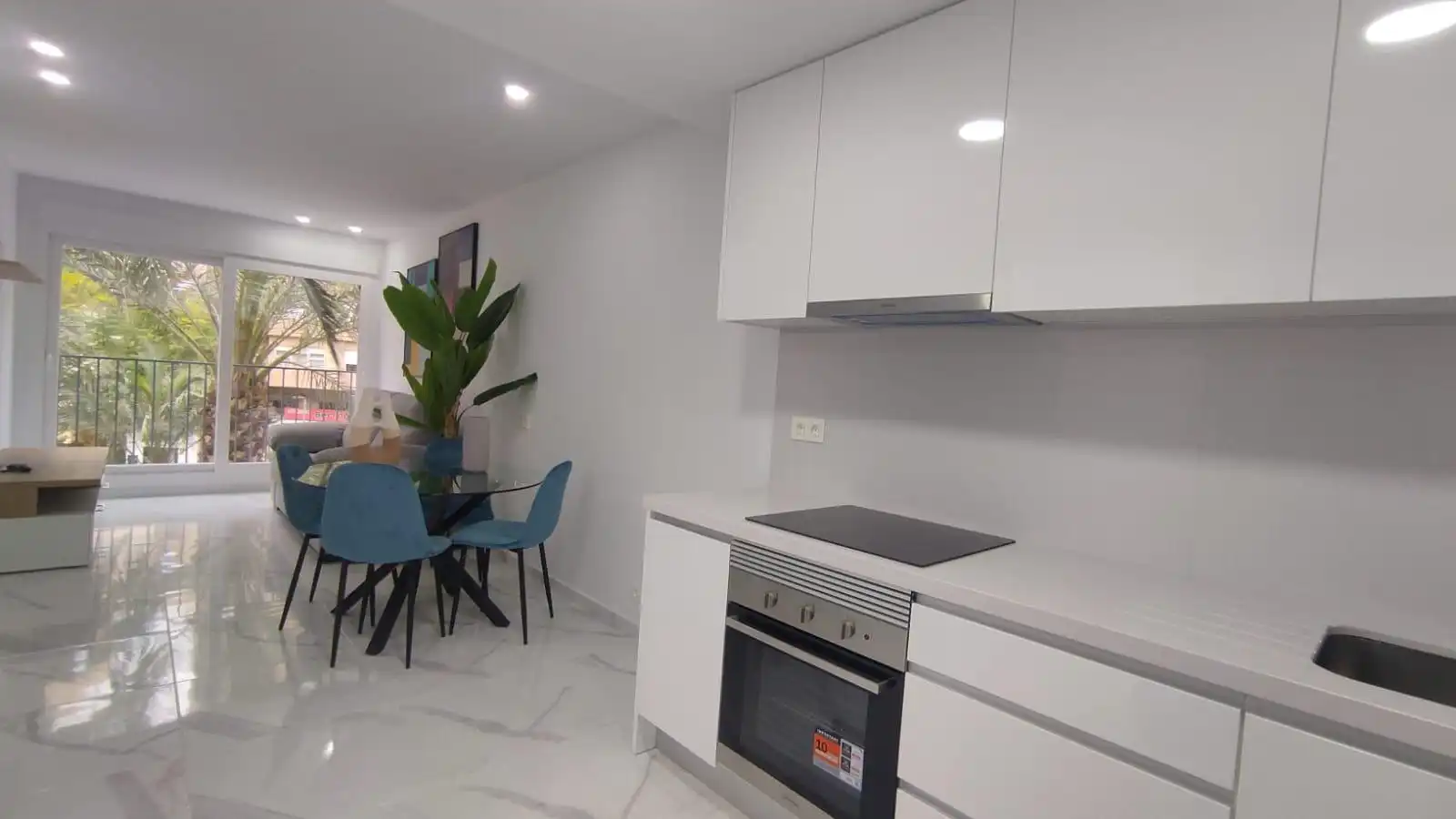 Cuina de Apartament de lloguer en Alicante / Alacant amb Aire condicionat, Moblat i Piscina comunitària