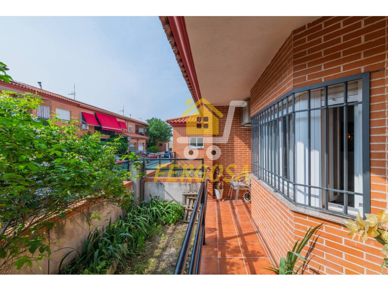 Vista exterior de Casa adosada en venda en Rielves amb Aire condicionat, Calefacció i Jardí privat