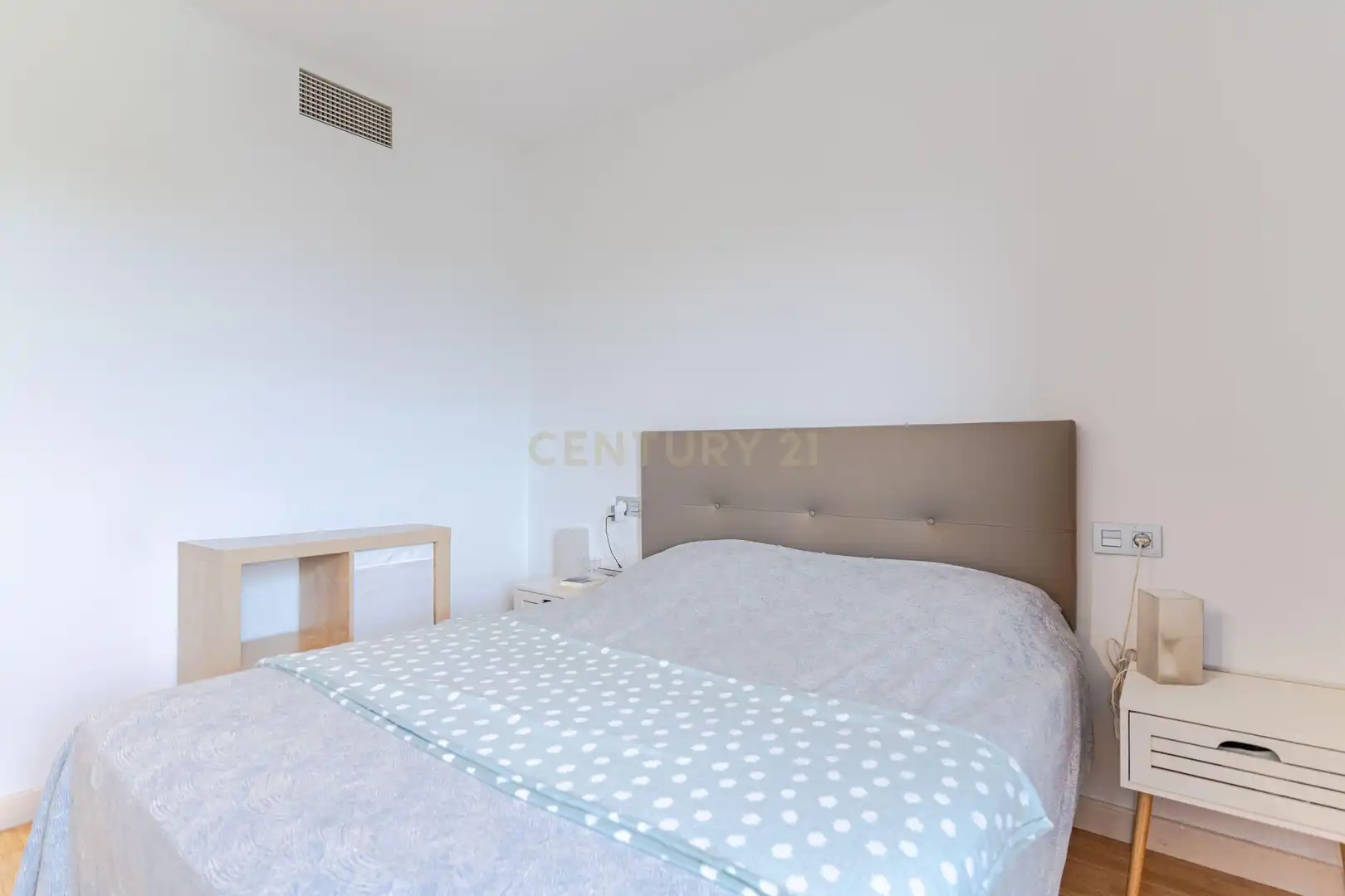 Habitación de Piso en venta en Granada con Jardín privado, Trastero y Piscina comunitaria