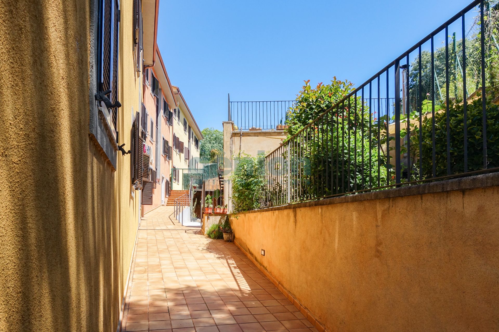 Vista exterior de Pis en venda en Sant Jordi Desvalls amb Balcó i Piscina comunitària