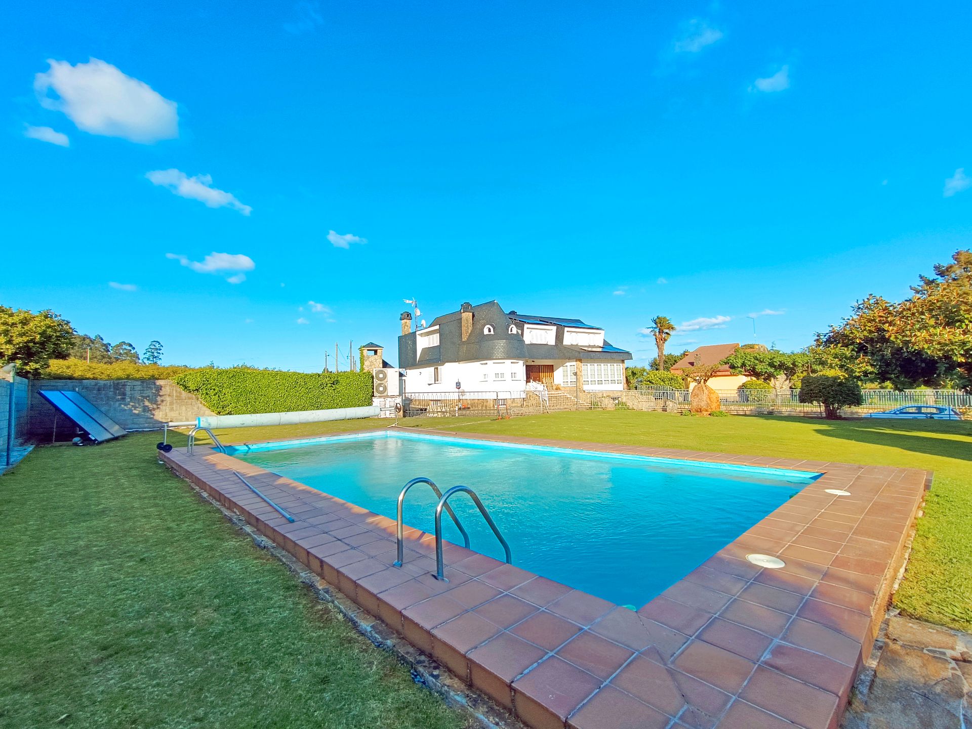 Piscina de Casa o xalet en venda en Sada (A Coruña) amb Calefacció, Jardí privat i Parquet