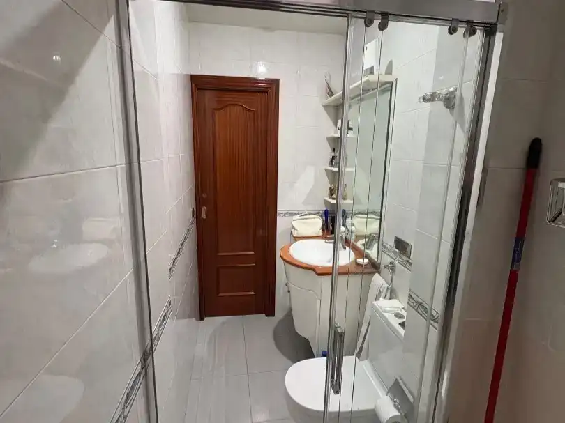 Bany de Pis en venda en L'Hospitalet de Llobregat amb Aire condicionat i Balcó