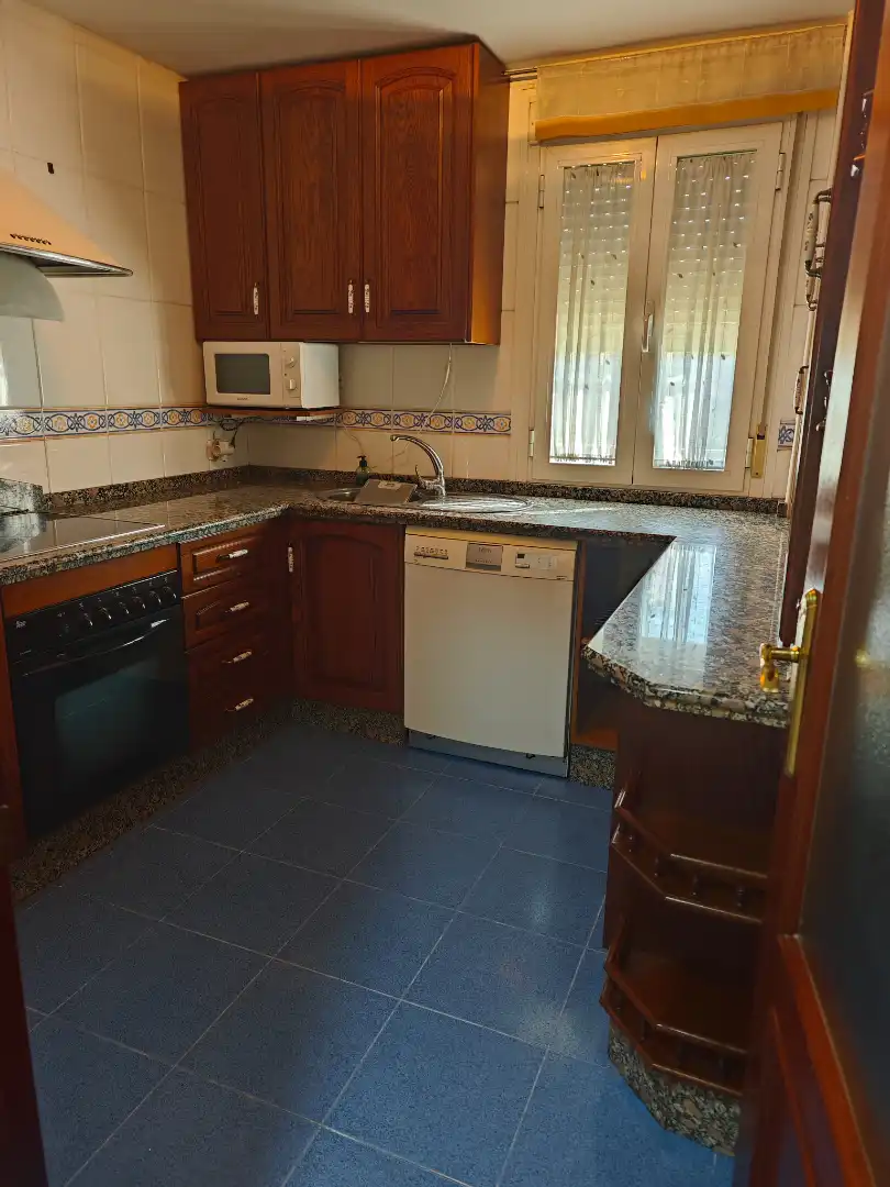 Cuina de Dúplex en venda en Dos Hermanas amb Aire condicionat, Jardí privat i Terrassa