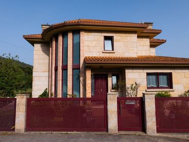 House with balcony for sale in Lugar Lugar O Calvar