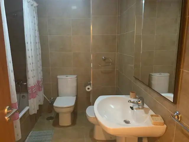 Baño de Piso de alquiler en Puertollano con Aire acondicionado, Calefacción y Amueblado