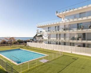 Piscina de Apartament en venda en Sant Andreu de Llavaneres amb Aire condicionat, Calefacció i Jardí privat