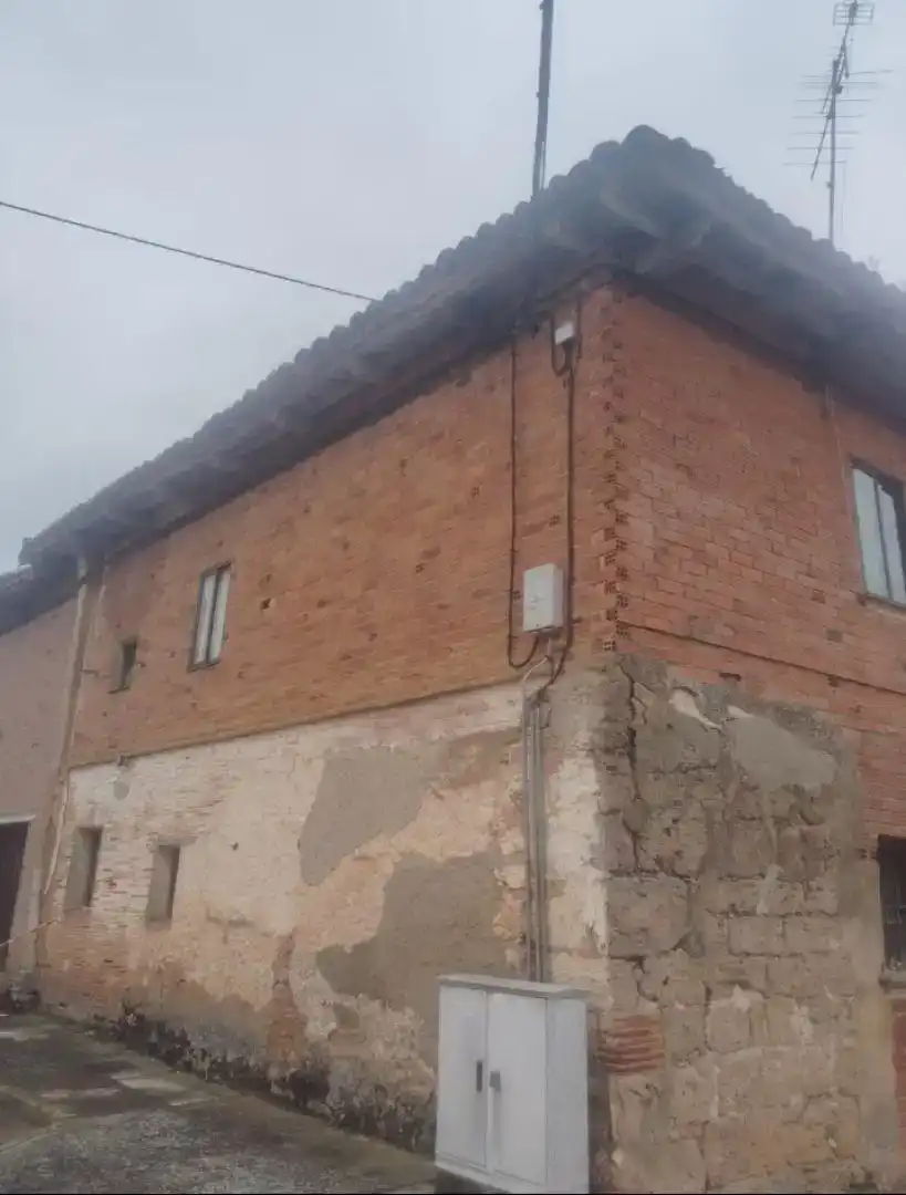 Vista exterior de Casa adosada en venda en Sotresgudo amb Traster i Moblat