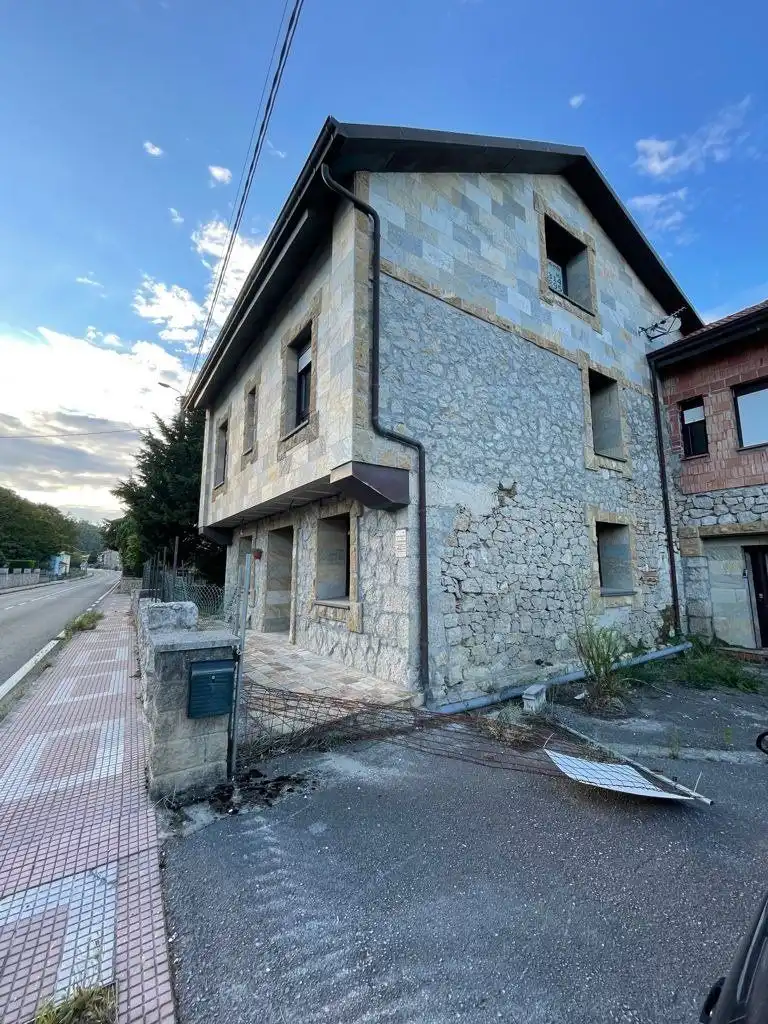 Vista exterior de Casa o xalet en venda en Camargo amb Calefacció, Jardí privat i Traster