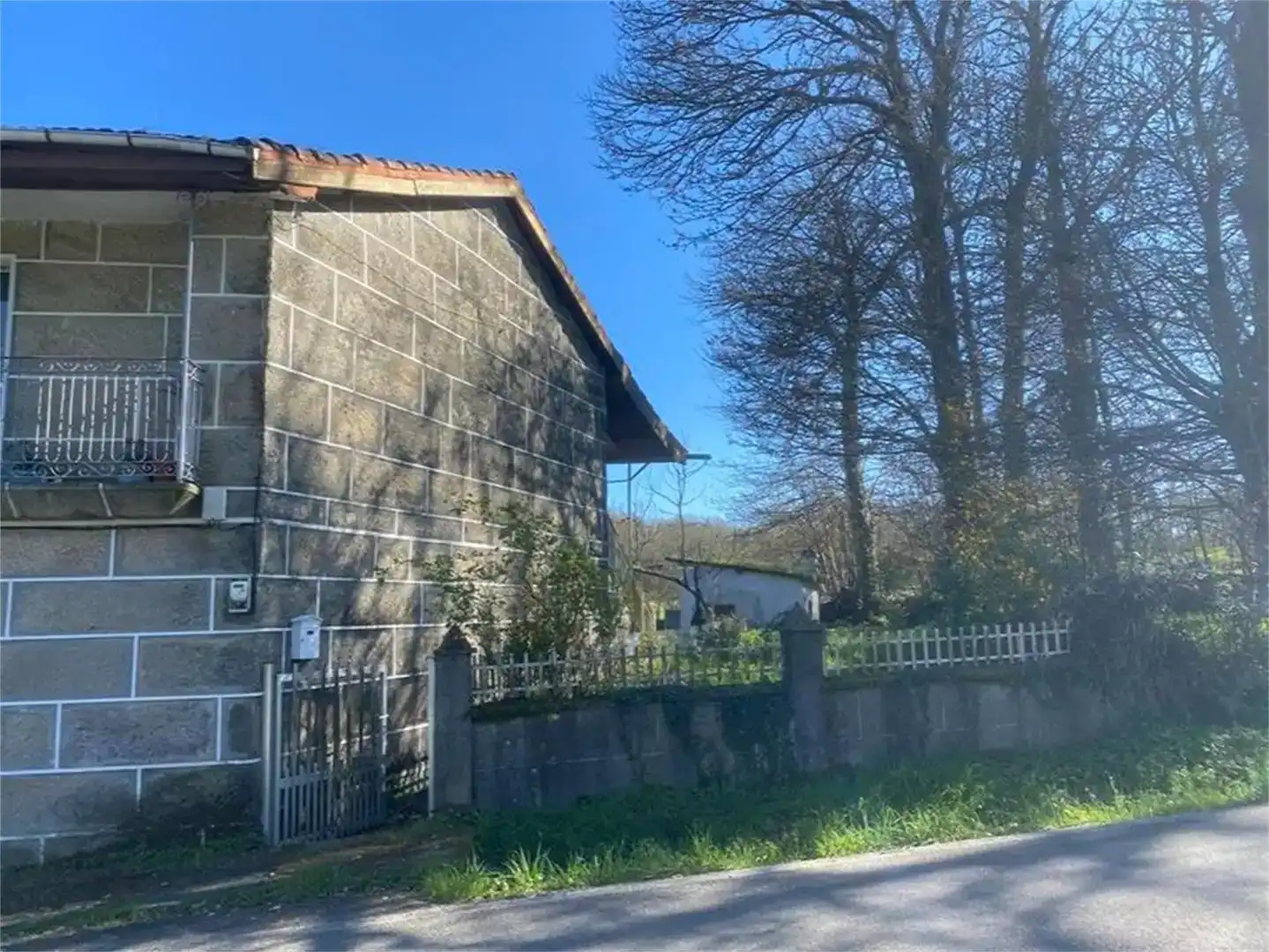 Vista exterior de Casa adosada en venda en Baños de Molgas amb Balcó