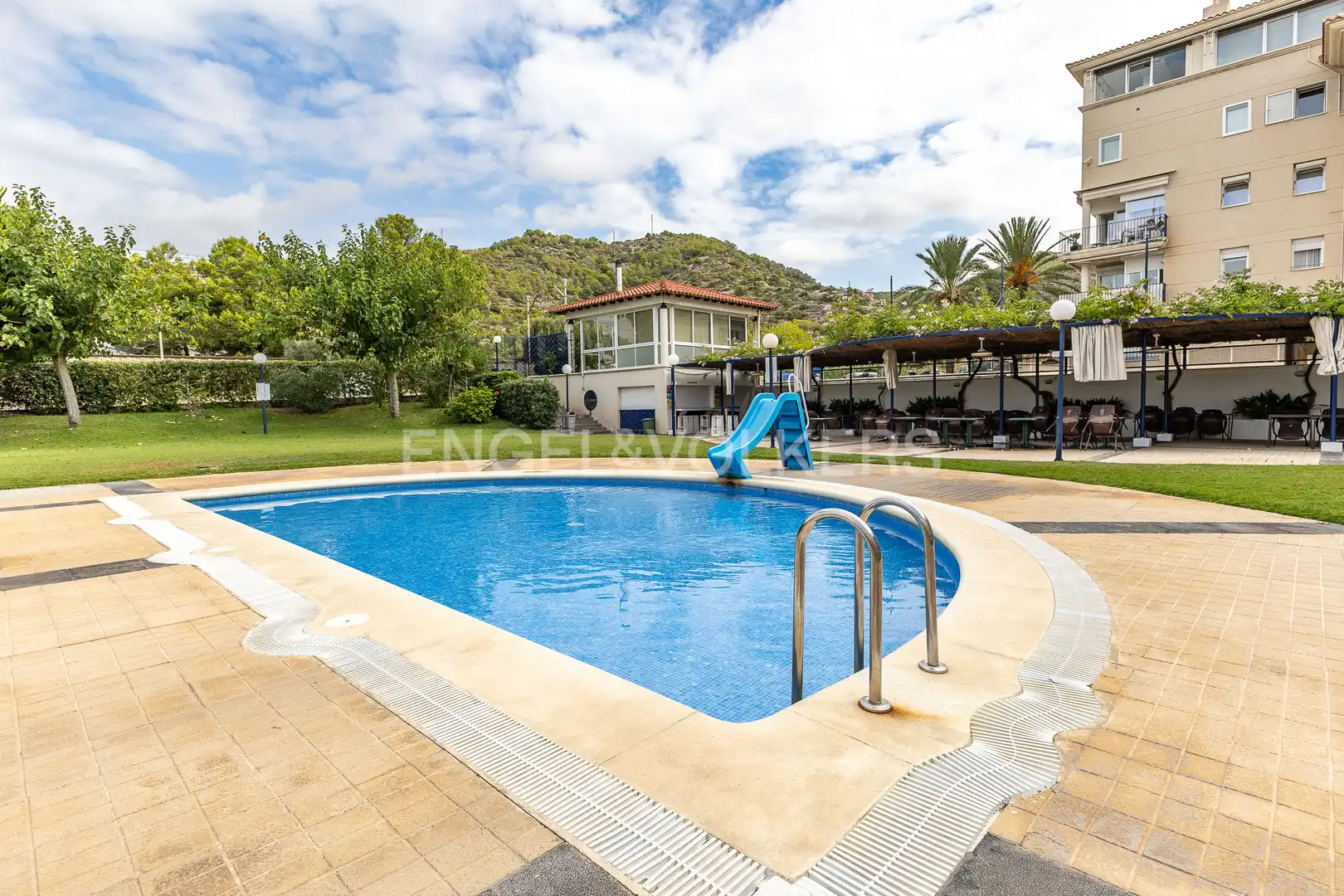 Piscina de Pis de lloguer en Sitges amb Aire condicionat, Calefacció i Terrassa