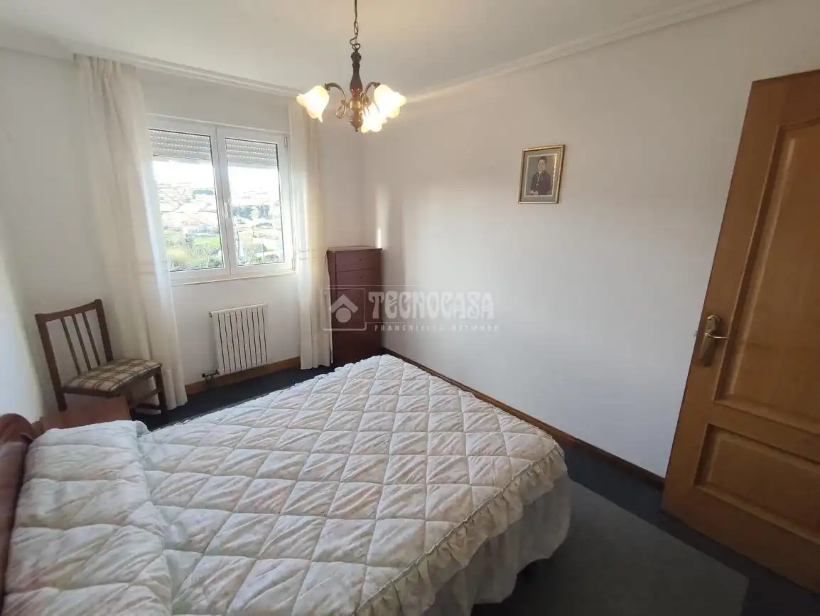 Habitación de Casa adosada en venta en Suances con Calefacción, Jardín privado y Trastero