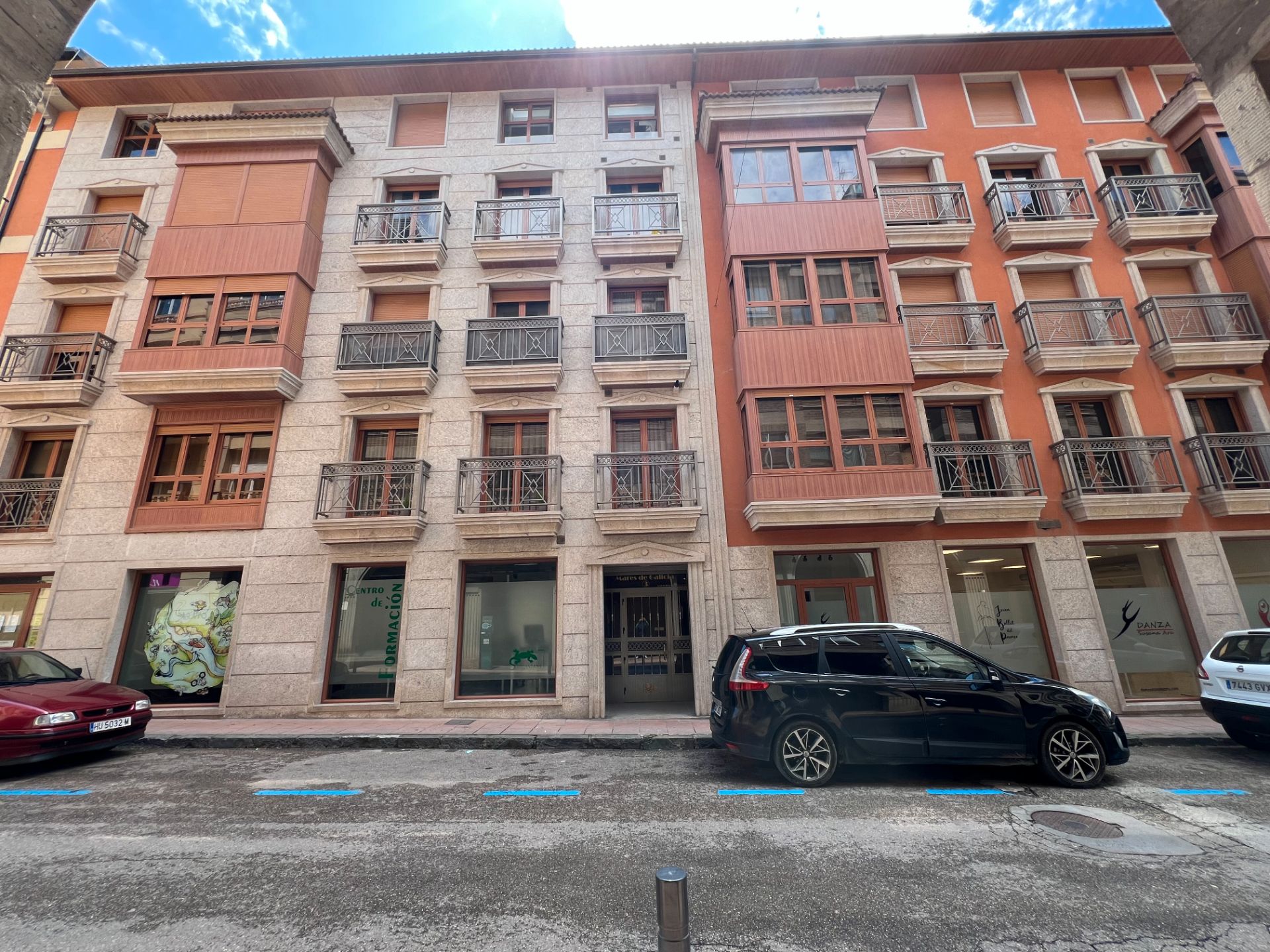 Vista exterior de Pis en venda en Jaca amb Calefacció, Traster i Balcó
