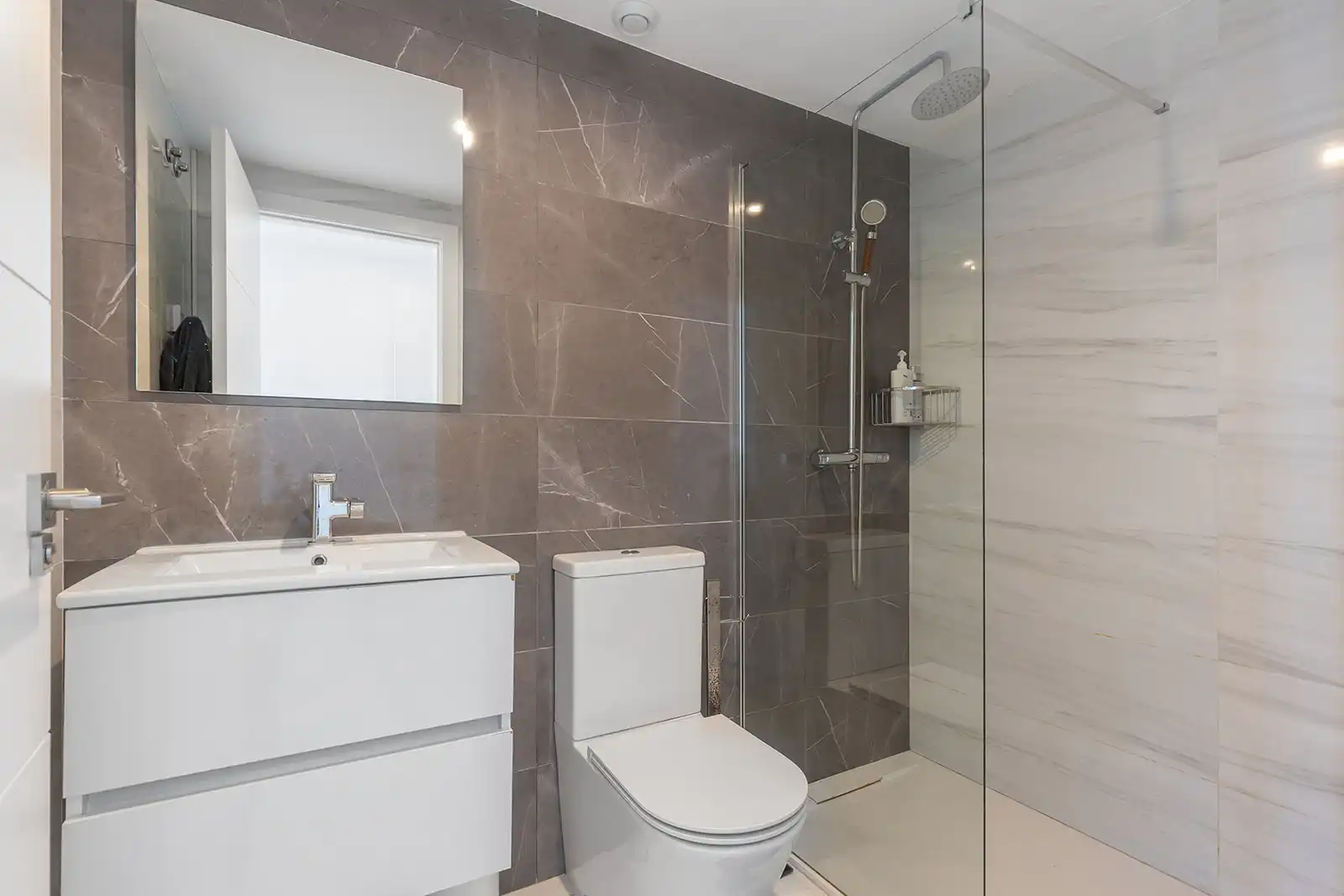 Bany de Apartament en venda en Torrevieja amb Terrassa, Traster i Moblat