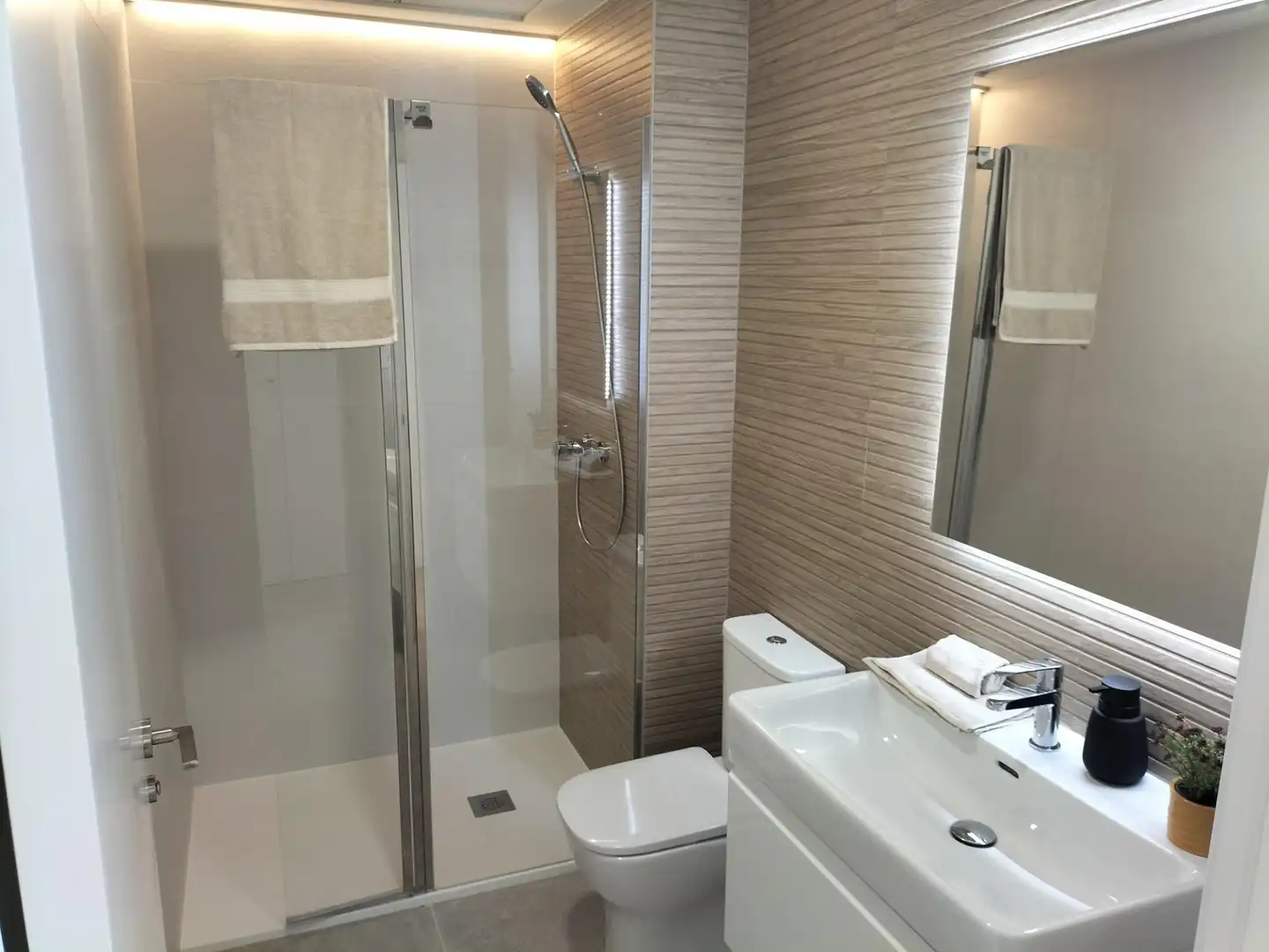 Baño de Apartamento en venta en Santa Pola con Aire acondicionado, Calefacción y Jardín privado