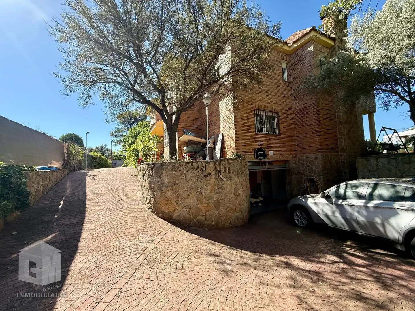 Vista exterior de Casa o xalet en venda en Villaviciosa de Odón amb Aire condicionat, Calefacció i Jardí privat