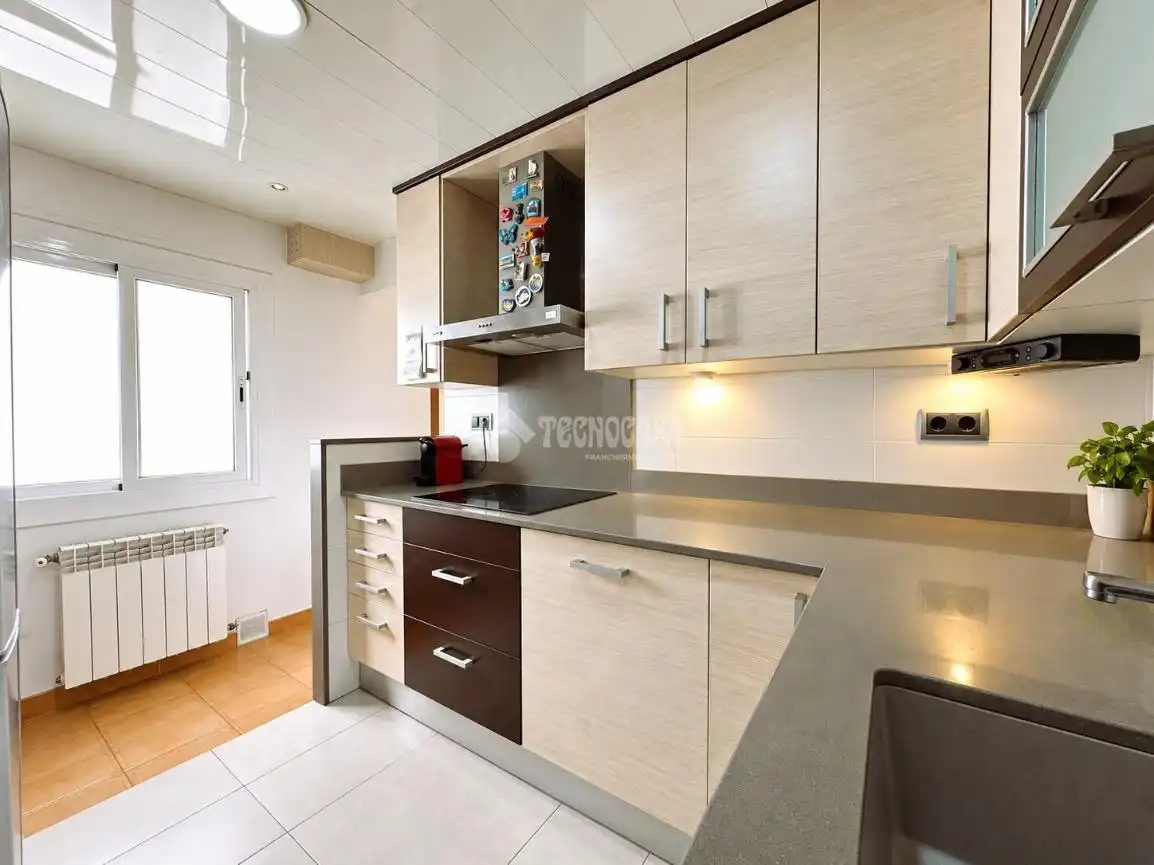 Cocina de Piso en venta en L'Hospitalet de Llobregat con Aire acondicionado y Terraza