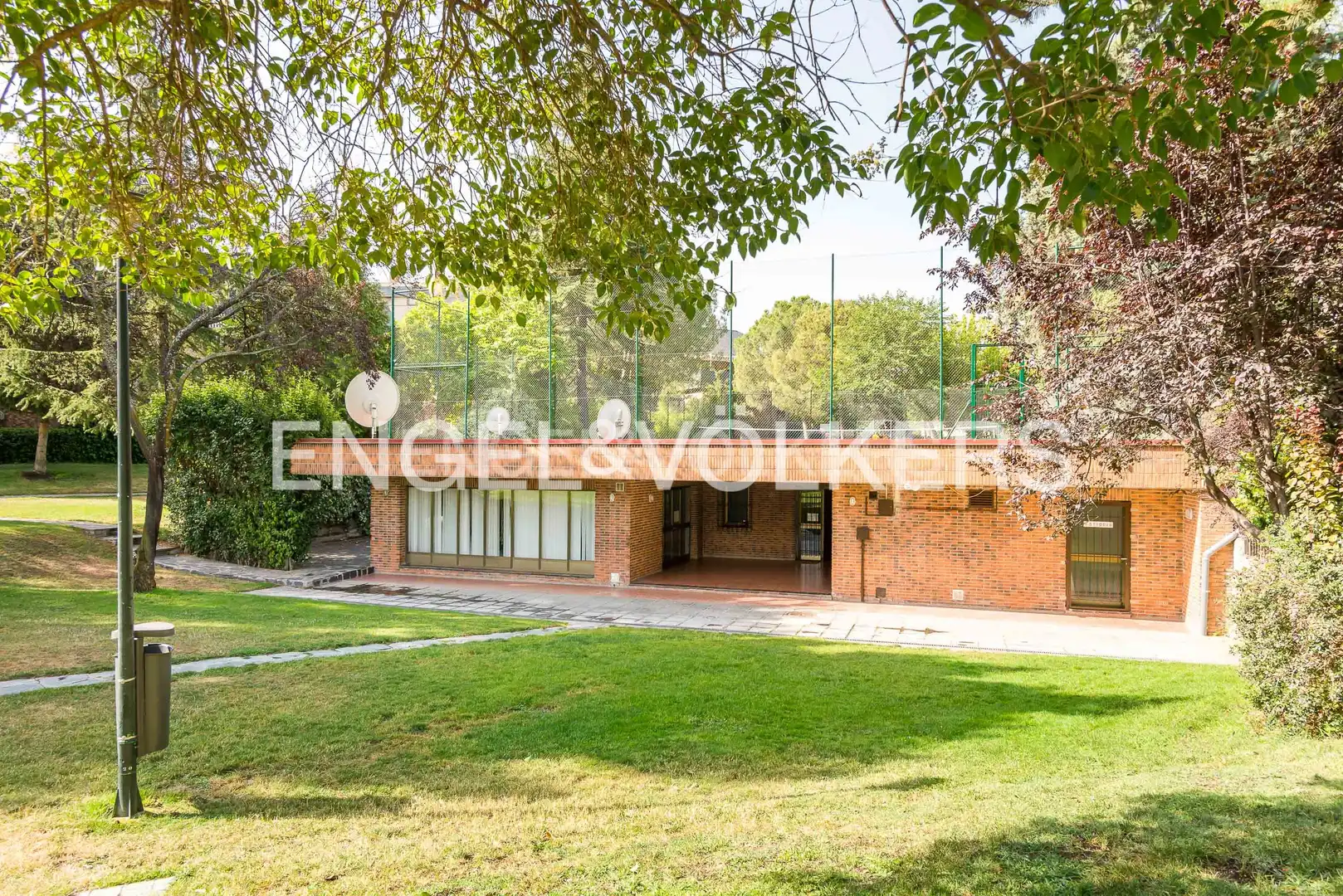 Vista exterior de Dúplex en venda en Majadahonda amb Aire condicionat, Calefacció i Jardí privat
