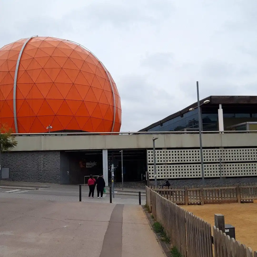 Vista exterior de Edificio en venta en Badalona