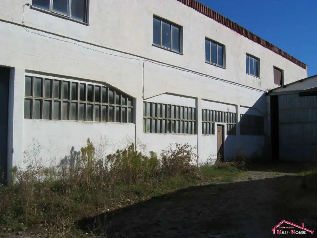 Außenansicht von Fabrikhallen zum Verkauf in Lumbier