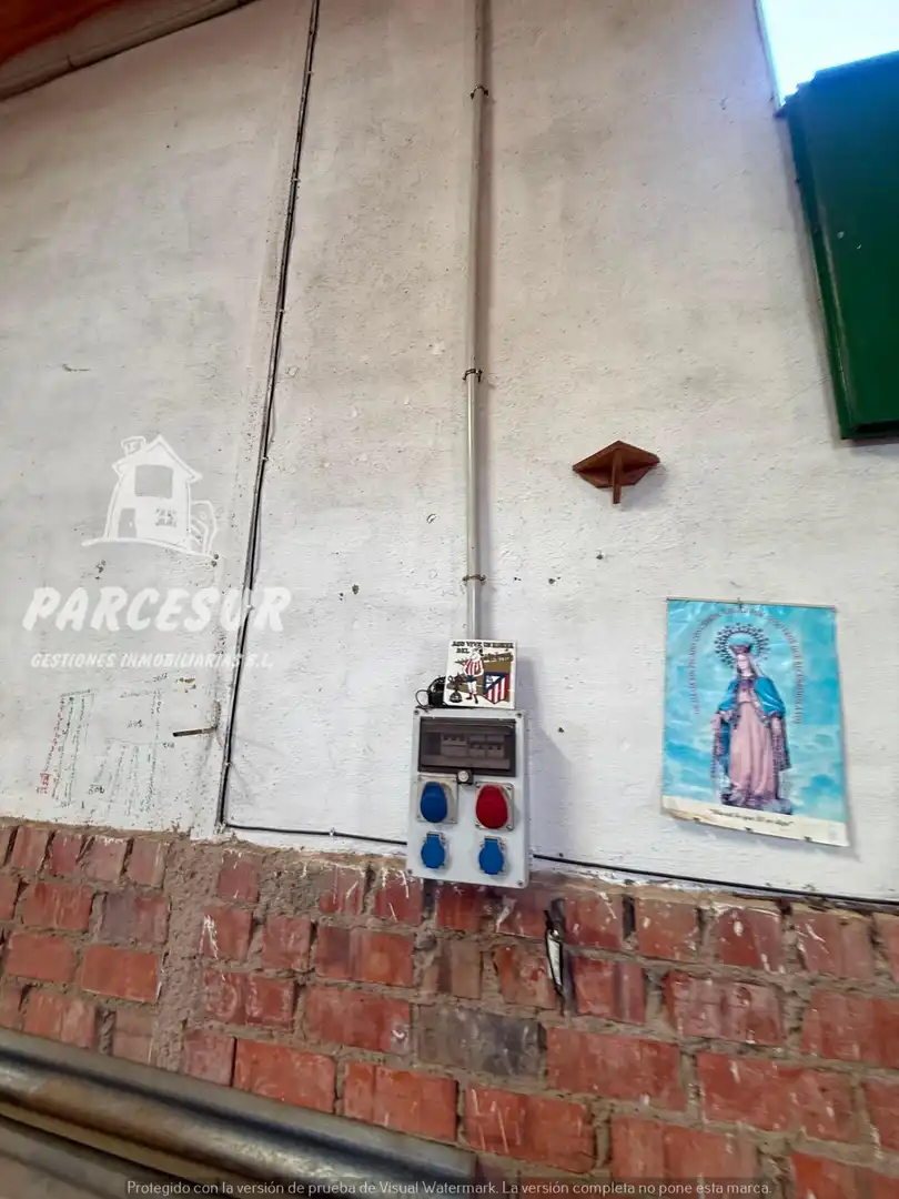 Parkplatz von Fabrikhallen zur Miete in Córdoba