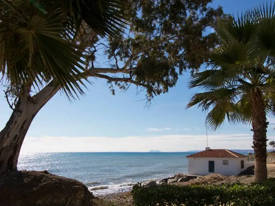 Vista exterior de Apartament de lloguer en Estepona amb Aire condicionat, Calefacció i Jardí privat