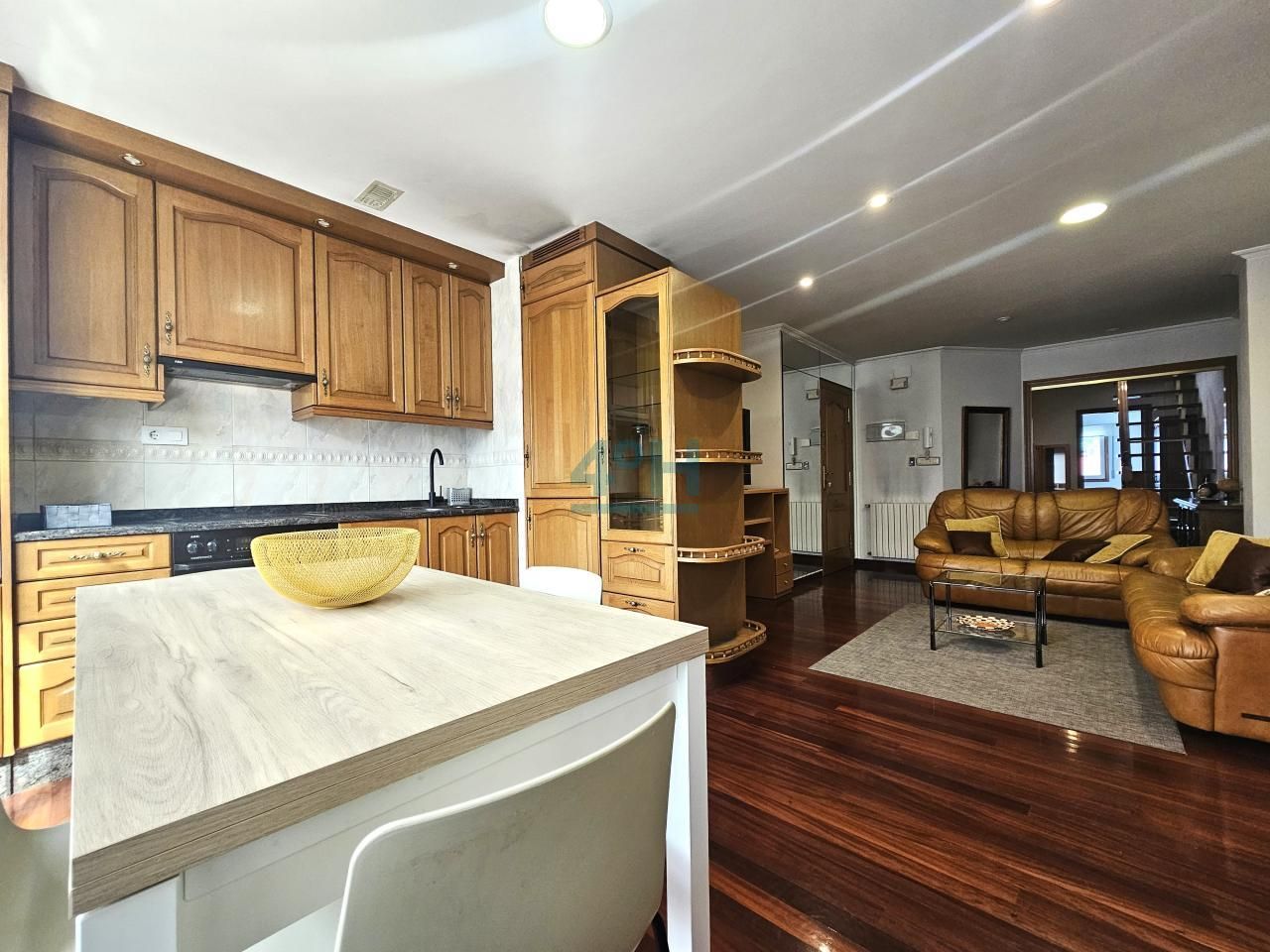 Cuina de Dúplex de lloguer en Ourense Capital  amb Calefacció, Parquet i Traster