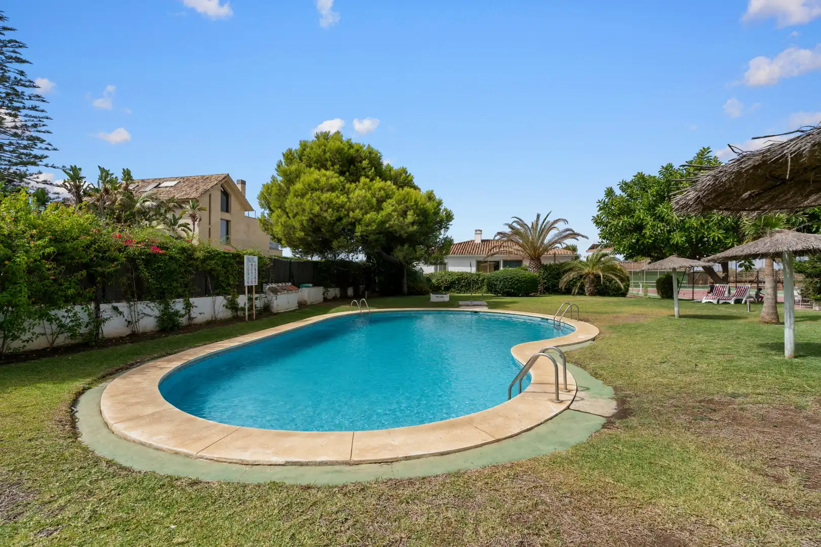 Piscina de Casa adosada en venta en Marbella con Aire acondicionado, Terraza y Piscina