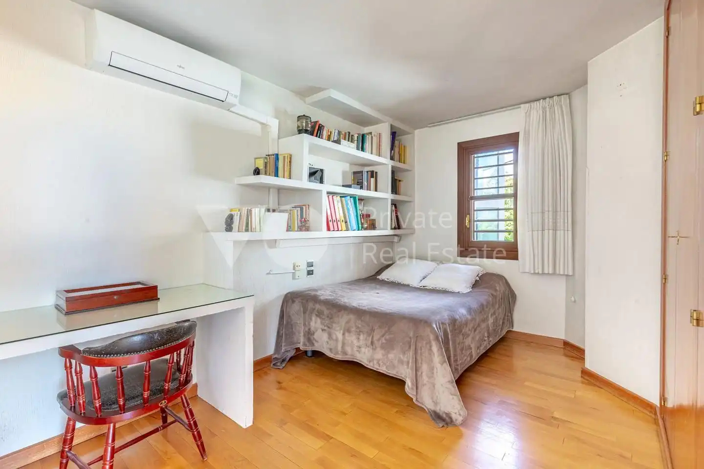 Habitación de Casa adosada en venta en Madrid con Aire acondicionado, Calefacción y Jardín privado