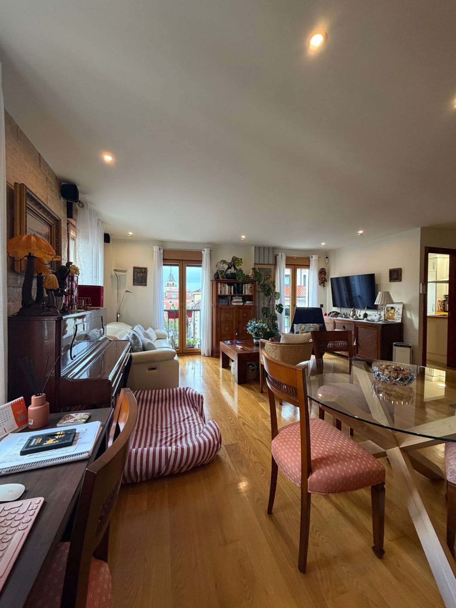 Living room of Flat for sale in Gijón   with Heating, Parquet flooring and Balcony