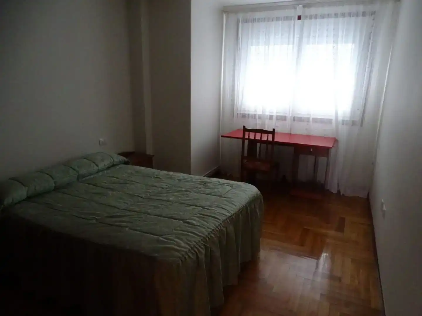 Dormitori de Pis de lloguer en Vigo  amb Parquet i Moblat