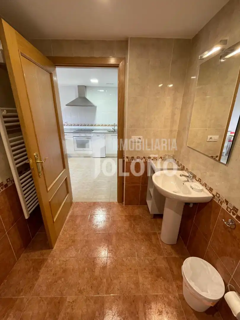 Baño de Apartamento en venta en Cuzcurrita de Río Tirón con Calefacción, Terraza y Amueblado